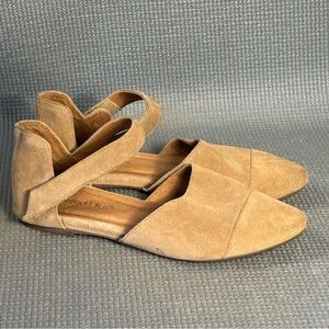 Chocolate Blu Women’s Gata Beige Slip‎ On Suede Flats Size 6.5